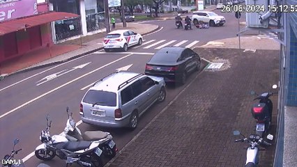 Outro acidente, mesmo erro: motorista fura a preferencial e atinge motociclista; Veja os vídeos