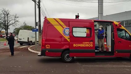 Van e caminhonete S-10 se envolvem em acidente com vítimas na Avenida Brasil