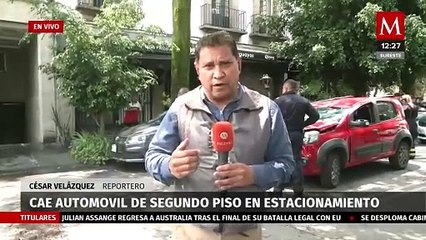En CdMx, cae automóvil del segundo piso de estacionamiento