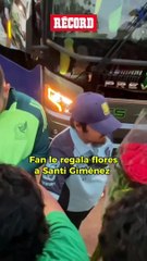 Aficionado le REGALA FLORES a Santi Giménez #miseleccionmx #copaamerica #santigiménez