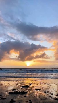 Stunning golden hour sunset. March 22, 2023 @venicebeach @sunset @sunsetsofy_HD