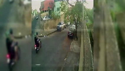 Ladrões falham em roubo duplo e saem mancando