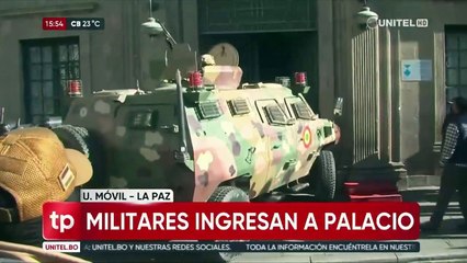 Militares intentan derribar puerta del palacio presidencial en La Paz