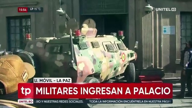 Militares tentam derrubar porta do palácio presidencial em La Paz
