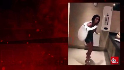 Klozet kapağını boynuyla çeviren kadın