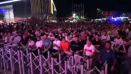 Bursa'da Ay-yıldızlıların maçı açık alanlara kurulan dev ekranlarda izlendi