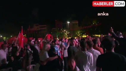 İstanbul'da yurttaşlar dev ekrandan milli maçı izledi