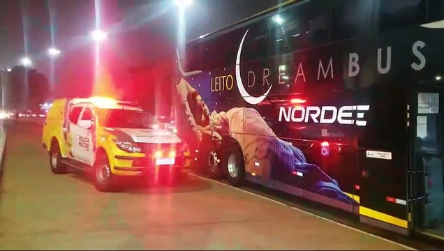 Polícia Militar fiscaliza ônibus de linha na Avenida Tancredo Neves