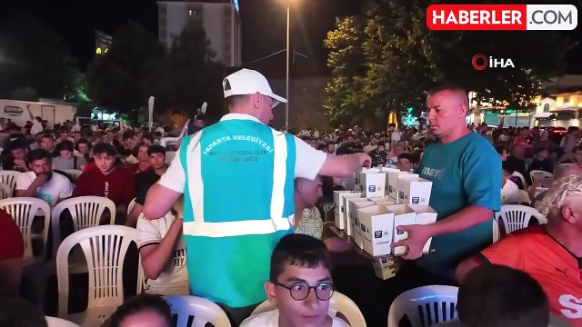 Isparta'da Vatandaşlar Dev Ekrandan Türkiye Maçını İzledi