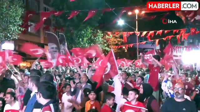 Beyoğlu'nda milli maç heyecanı dev ekrandan izlendi
