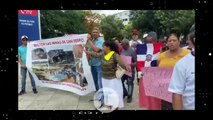 Desalojados de 32 sectores del gran Santo Domingo protestan frente al Palacio