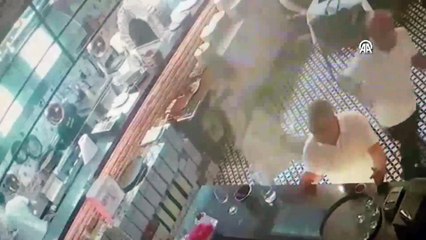 İstanbul Kadıköy'de faciadan kılpayı! Tavan çöktü yaralılar var