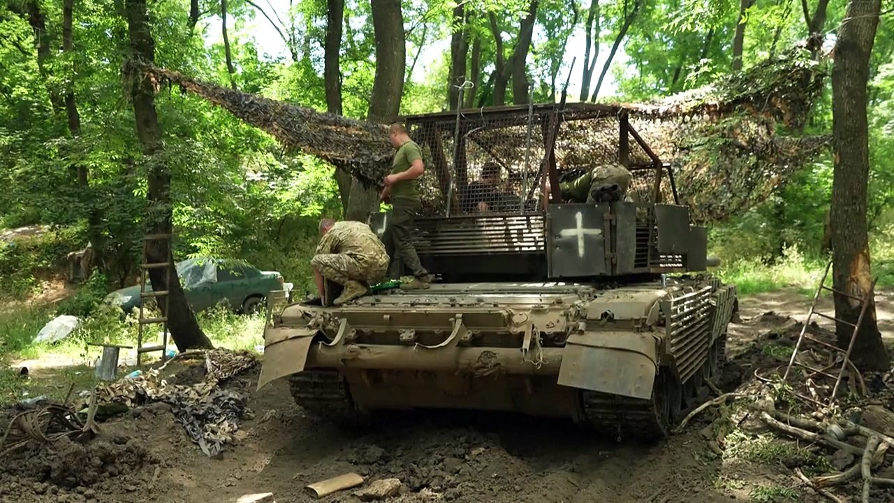 Ukraine: Harter Kriegsalltag einer Panzereinheit an der Front
