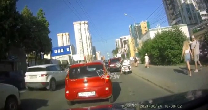 Un tuyau d'eau explose en pleine rue... route détruite