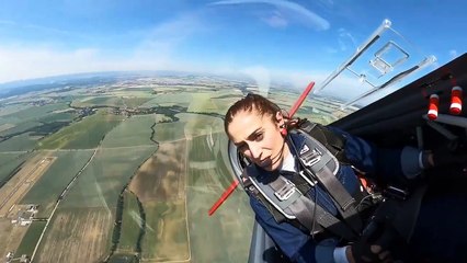 La verrière d'un avion de voltige s'ouvre en plein vol