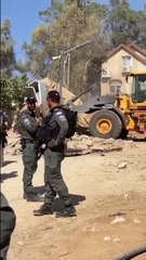 الجيش الإسرائيلي يشرد بالقوة ربع سكان قرية أم الخي البدوية ويهدم عددا من منازلها في الضفة الغربية