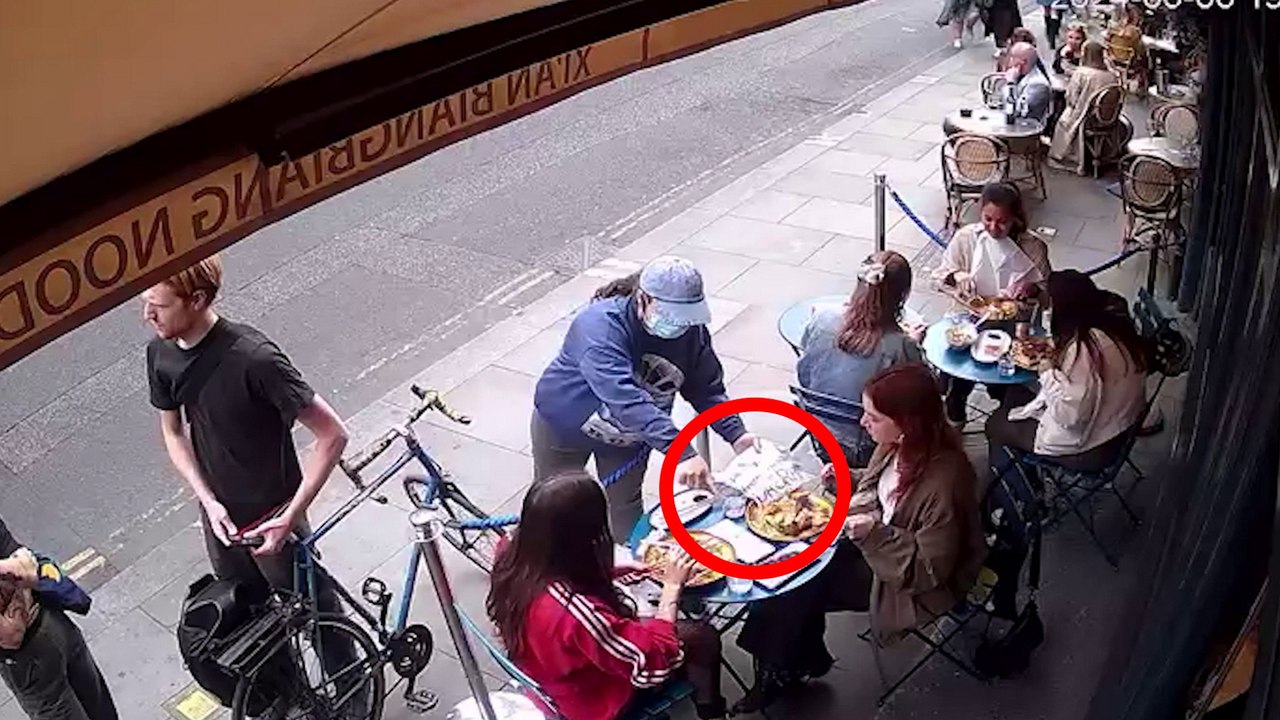 Taschendieb stiehlt Frau das Handy direkt vor der Nase