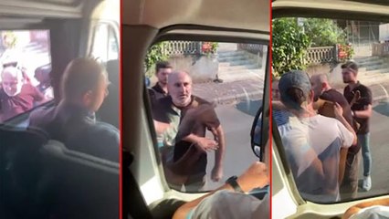 Minibüstekilere bıçak gösterip kapıyı ve camı yumrukladı