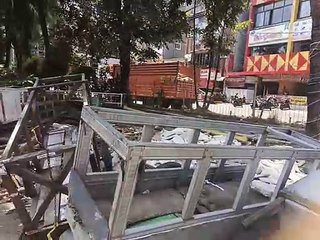 Limbah Kayu Bertumpuk di Depan Tugu Adipura Pantai Losari