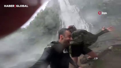 Fırtınaya Mençuna Şelalesi'nde yakalanan doğa severlerin zor anları