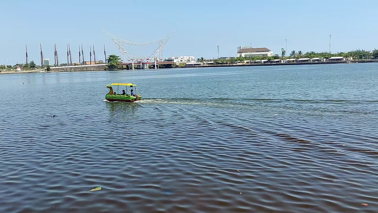 Perahu Wisatawan di Pantai Losari yang Tercemar