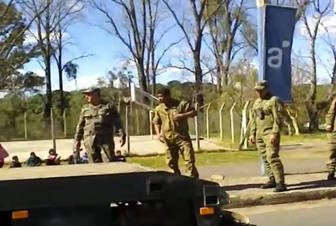 Subiendo una tanqueta a un camión, Tacuarembó, Uruguay
