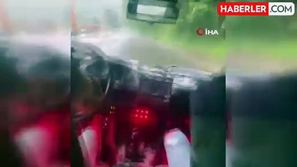 Seyir halindeki otomobilin üzerine kaya parçası düştü...Korku ve panik anları kamerada