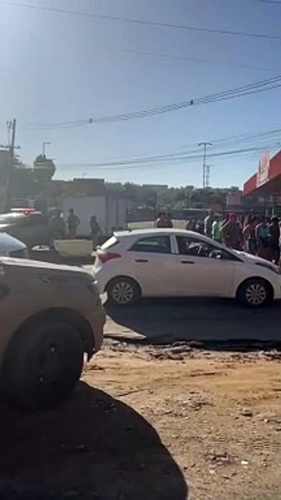 Moradores protestam contra buracos nas vias da Estrada do Derba; veja vídeo