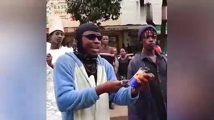 ¡Insólito! Manifestante "se fuma" gas lacrimógeno en plena protesta en Kenia