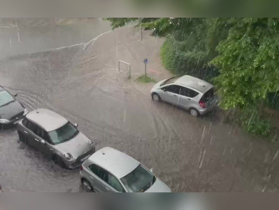 Heftiger Starkregen in Hamburg: Autos versinken in den Fluten
