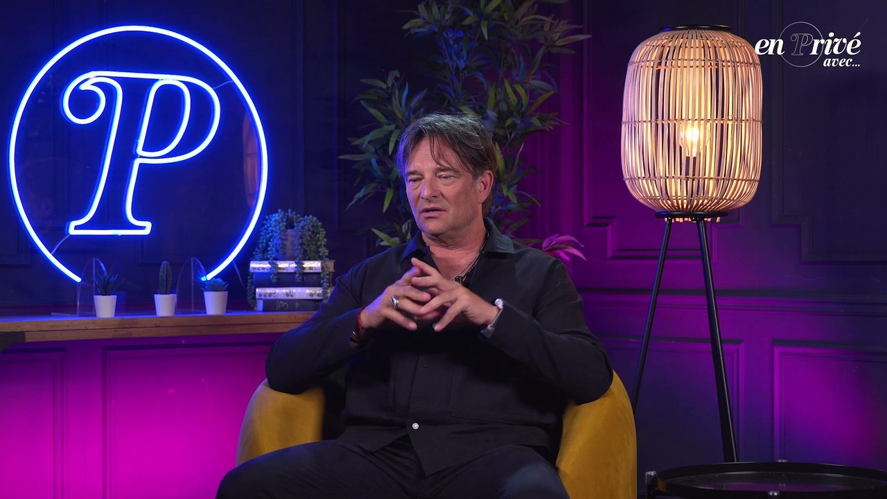 "Elle était hyper émue" : David Hallyday parle des projets avec sa soeur dans "En privé avec" et de l'émotion de Laura en écoutant une reprise de leur père