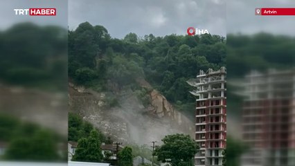 Artvin'de heyelan anı kameraya yansıdı