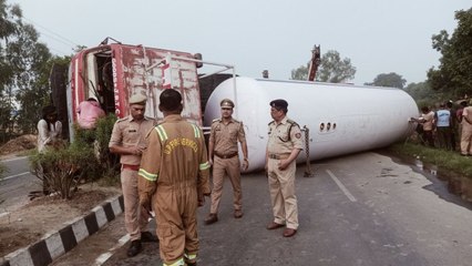 LPG gas से भरा कंटेनर अनियंत्रित होकर पलटा, चार हाइड्रा ने पानी के बौछारों के बीच किया सीना