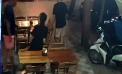 Cliente assedia no meio da rua garçonete em restaurante