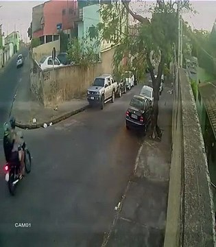 Ladrões tentam roubar mulher, levam 'voadora' e fogem