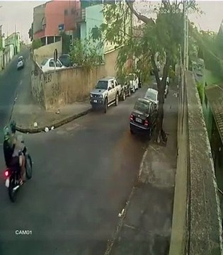 Cenas de bravura: homem enfrenta assaltantes para defender mulher que estava sendo agredida