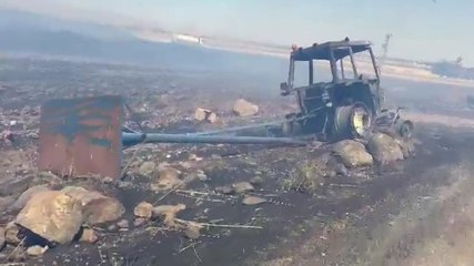 Saman balyalarını söndürmek isterken alevler arasında kalarak öldü