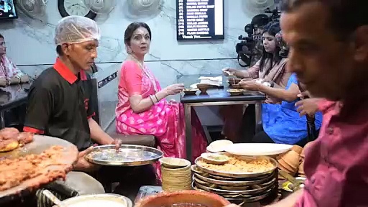 गंगा आरती के बाद नीता अंबानी ने काशी की प्रसिद्ध चाट का आनंद लिया, कारीगरों से की बातचीत