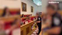 El PSOE coloca una bandera LGTBI durante el pleno en el Ayuntamiento de Toledo y el alcalde lo suspende