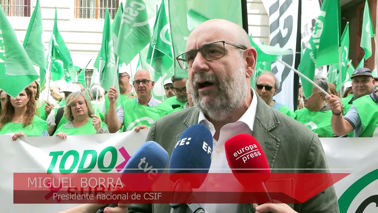 CSIF ha protestado este jueves frente al Ministerio de Hacienda para pedir mejoras laborales