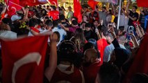 Türkische Fans feiern Weiterkommen mit Trommeln und Tanzen