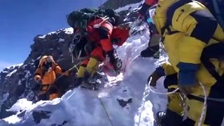 Equipe de montanhistas trabalha no resgate de corpos no Everest