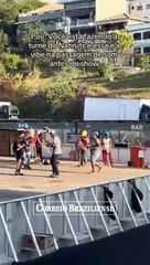 FUNCIONÁRIOS DANÇAM DURANTE PASSAGEM DE SOM DO NATIRUTS