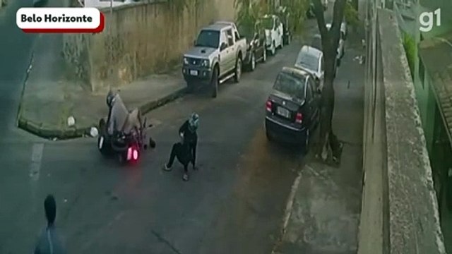 Video: ¡Con patadas voladoras! Un joven salvó a una mujer de dos ‘motoladrones’