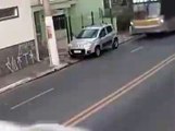 Condutor escapa (por segundos) a colisão com autocarro. Há vídeo