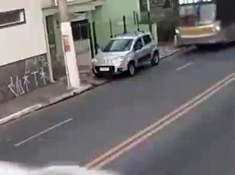 Condutor escapa (por segundos) a colisão com autocarro. Há vídeo