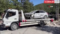 Otomobilin dinlenme tesisinin bahçe duvarına çarptı, 2 kişi yaralandı