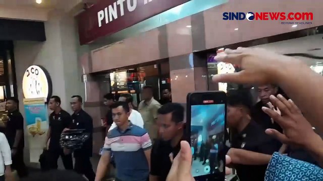 Jokowi Sapa Warga dan Bagi-Bagi Kaos di Mal Kota Palangka Raya