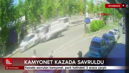 Diyarbakır'da kazada savrulan kamyonet, park halindeki 3 araca çarptı