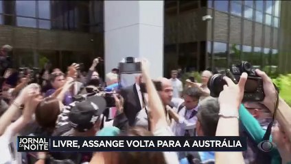 Fundador do WikiLeaks volta para a Austrália após sair da prisão